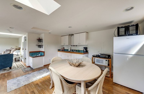 Friday Harbor Apartment | Walkable, Dog Friendly! Friday Harbor Stay w/Deck