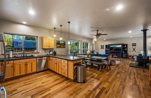 McCall House | Walkable Downtown McCall Cabin | Sleeps 10+ | Game Room | EV