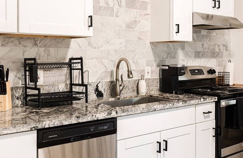 East Walnut HIlls House | Walkable East Walnut Hills/Modern 1BR + Workspace