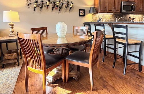 Coeur d'Alene Condo | Walkable Getaway 2BR Steps from Dining & Trails
