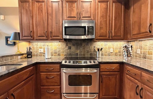 Coeur d'Alene Condo | Walkable Getaway 2BR Steps from Dining & Trails