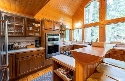 Wallowa County House | Wallowa River Log Cabin - Mountain Views & Hot Tub