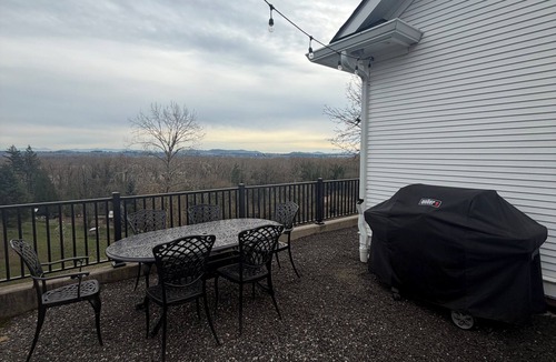 Camas Cottage | Walnut Springs Carriage House in Camas city limits, Two Bedrooms-Two Bathrooms