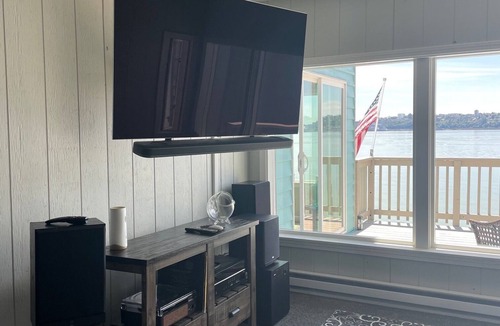 Tacoma House | Wanderlust Beach retreat is a home set directly on the beach in Browns Point.