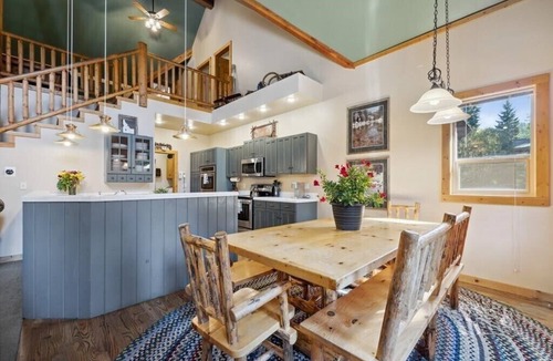 McCall House | Warm and Spacious Home Near Town/Lake -Private Hot Tub & Pool Table. Pool/Tennis