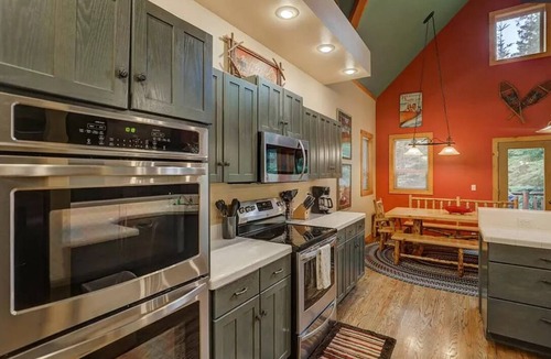McCall House | Warm and Spacious Home Near Town/Lake -Private Hot Tub & Pool Table. Pool/Tennis