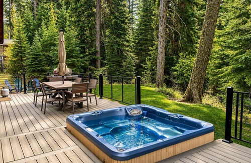 McCall House | Warm and Spacious Home Near Town/Lake -Private Hot Tub & Pool Table. Pool/Tennis