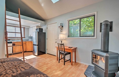 Siskiyou-Hargadine Historic District Cottage | Warm & Inviting Ashland Cottage < Half-Mile to SOU