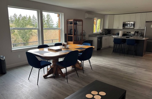Tracyton House | Water & Mountain Views Private Retreat Near Town Family & Pet Friendly