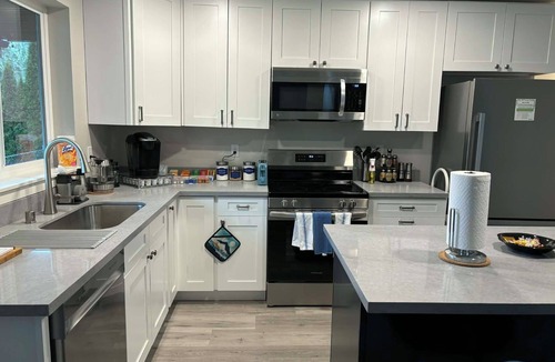 Tracyton House | Water & Mountain Views Private Retreat Near Town Family & Pet Friendly