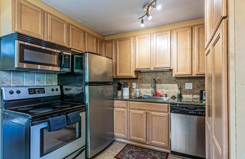 North End Apartment | Water View, Best Area, 2 Bedrooms, WD, Jacuzzi Bath, New Carpet, Balcony, View, 825sf