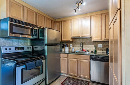 North End Condo | Water View Best Area Jacuzzi Bath WD New Carpet