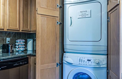 North End Condo | Water View Best Area Jacuzzi Bath WD New Carpet