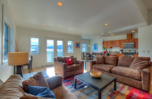 Eastsound Condo | Water View! Luxury Starboard Suite- walk to cafes, shops, galleries & beaches.