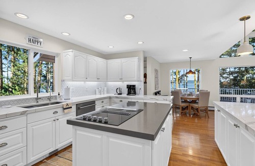 Greenbank House | Water Views + Hot Tub + Beach Trail | Greenbank, Whidbey Island | Eagles Bluff