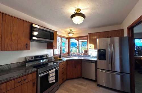 Filer House | Waterfall House, canyon views and private waterfall