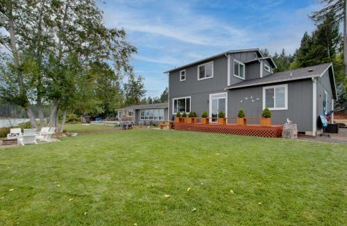Victor House | Waterfront Allyn Home with Fire Pit + 2 Kayaks!