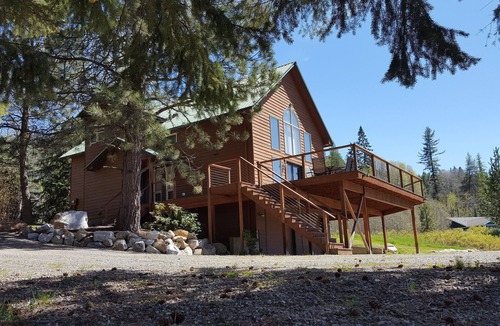 Comeback Bay House | Waterfront AND only 30 min to Schweitzer! Hot Tub, Movie Theater Room!