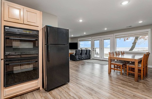 Au Gres Cabin | Waterfront Cabin with BBQ, Picnic Space and Amazing Sunsets in Michigan