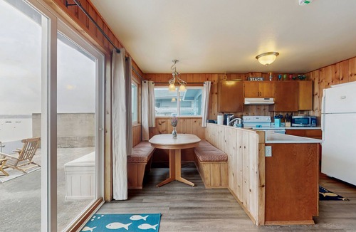 Birch Bay Cottage | Waterfront cottage with bay views, patio, grill & direct beach access