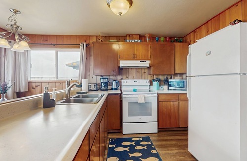 Birch Bay Cottage | Waterfront cottage with bay views, patio, grill & direct beach access