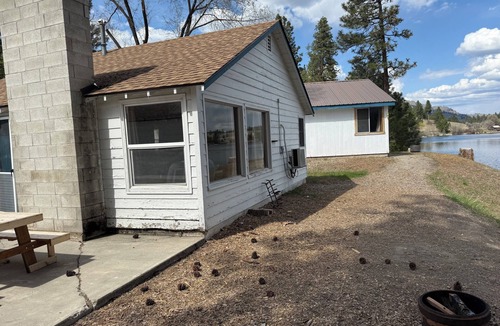 Republic Cabin | Waterfront Curlew Lake Cabin with 3 Queen Beds and A/C - Sleeps 6