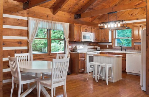 Baxter House | Waterfront Fox Hill Cabin - Rustic Retreat w/Fire Pit