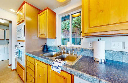 Union House | Waterfront home & cabin with private hot tub, AC, firepit & patio