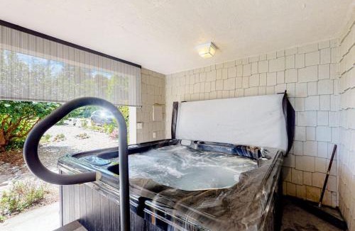 Waldport House | Waterfront home with amazing views & hot tub - public water access 1 mile away