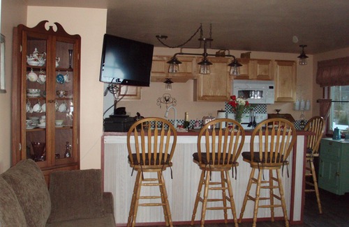 Vaughn Cottage | WATERFRONT ~ HOT TUB ~ ENCHANTING MT.VIEW