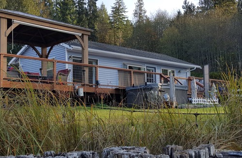 Vaughn Cottage | WATERFRONT ~ HOT TUB ~ ENCHANTING MT.VIEW