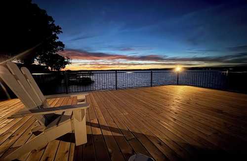 Florence Condo | Waterfront Lake Suite in the Shoals