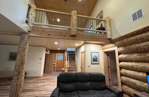 Three Rivers House | Waterfront Log Cabin - Sunriver