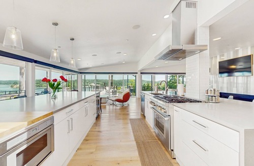 Gig Harbor House | Waterfront Luxury Retreat – Perfect for Family Reunions