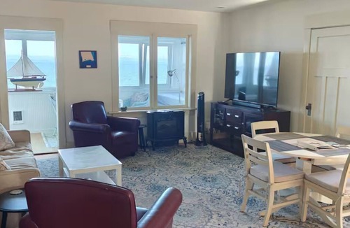 Point Roberts Apartment | Waterfront Maple Beach Apartment - rented as either 2 bed 2 bath or 3 Bed 3 bath