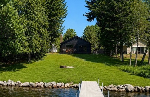 Bellaire House | Waterfront- Modern Luxurious Cabin on Clam Lake – Torch Lake Boating - 7 beds
