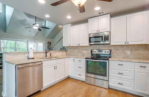 Chico House | waterfront, multi level gated deck + Kayaks!