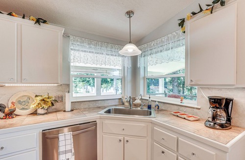 Shady Cove House | Waterfront Shady Cove Home w/Fishing Deck!