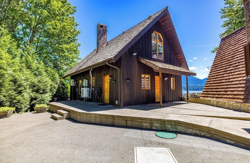 Amanda Park House | Waterfront Spacious Custom Lakefront Home - Lake Quinault, Olympic National Park