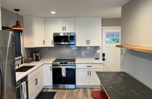 Quincy House | Waterfront, Stunning Views, Private Beach, and Close To Concerts