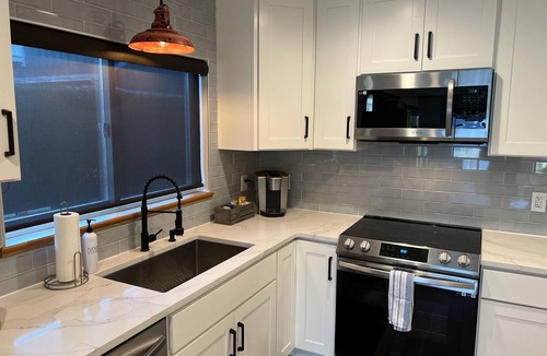 Quincy House | Waterfront, Stunning Views, Private Beach, and Close To Concerts