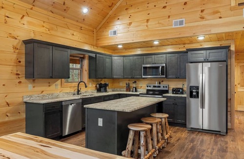 Rocky Grove House | Waterfront Swimming Hole & Fishing |Games &Hot tub