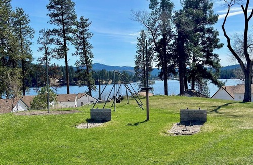 Republic Cabin | Waterfront Tiny Home on Curlew Lake w/Loft Queen + A/C at Tiffanys Resort