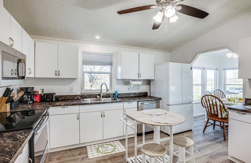 Trinity Cabin | Waterfront Trinity Vacation Rental w/Hot Tub!