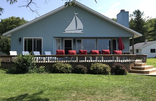 Spruce Cottage | Waterfront Vacation Home Directly on Hubbard Lake - East Shore