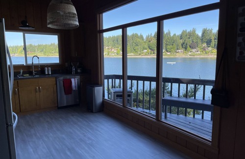 Home House | Waterfront with Hot Tub PNW Cabin