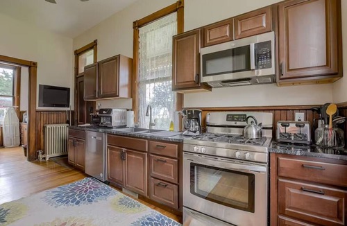 Council Bluffs House | Wedding Parlor - King Bed - Garden - Near Stadium