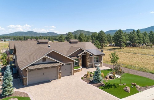 Williams House | Welcome Getaway! 4 bedroom house complete with your own putting green!