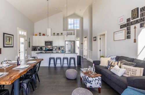 Chelan House | Welcome to Rose All Day and Wine Not at The Lookout at Lake Chelan