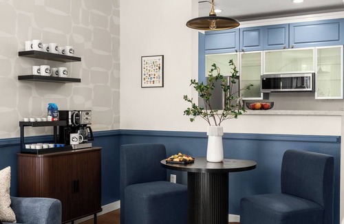 Belltown Condo | Welcome to the Cloudline! Hot tub, pool, & sauna!